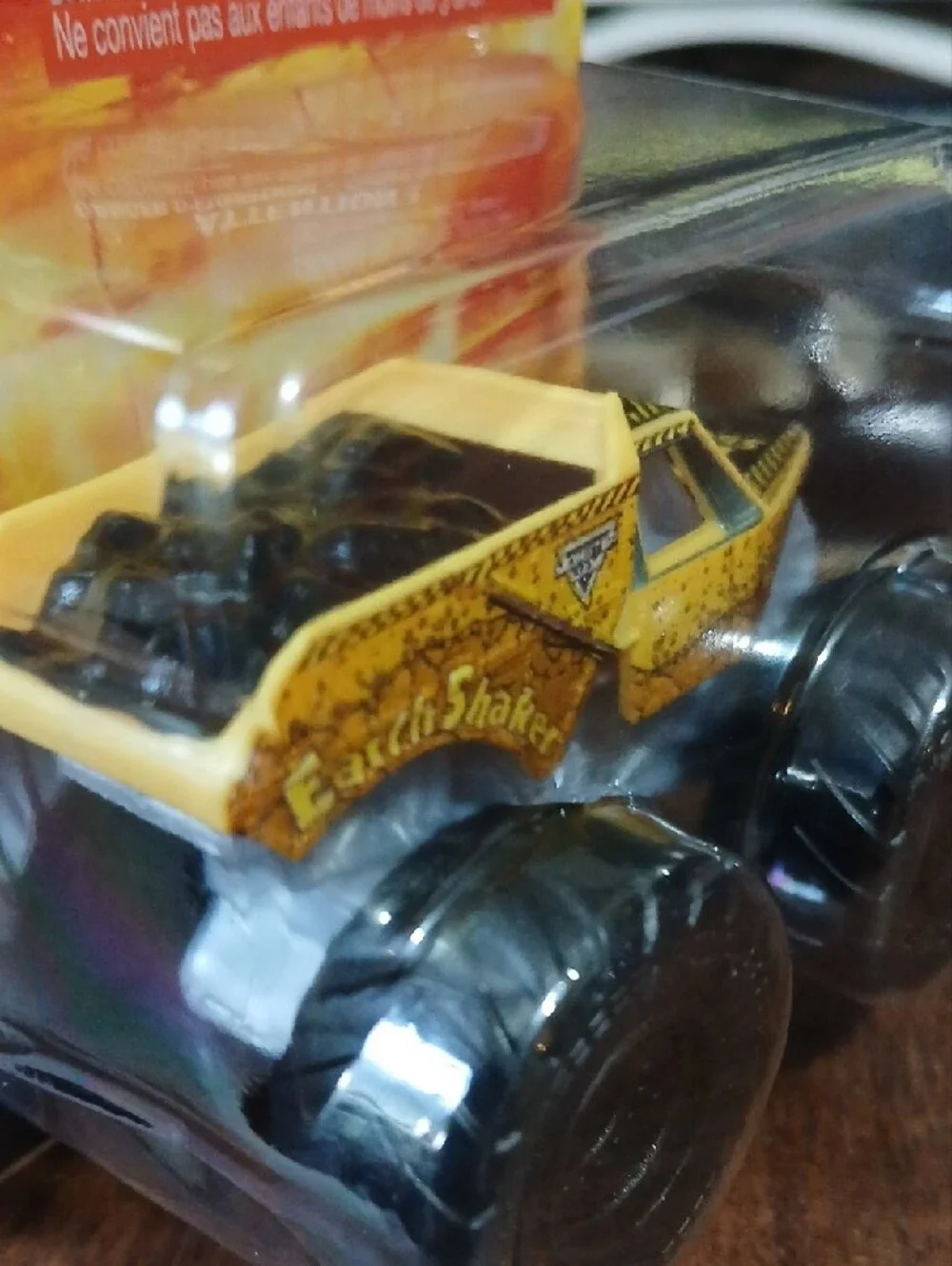 Monster Jam Earth Shaker Yellow Monster Truck Toy 1/72